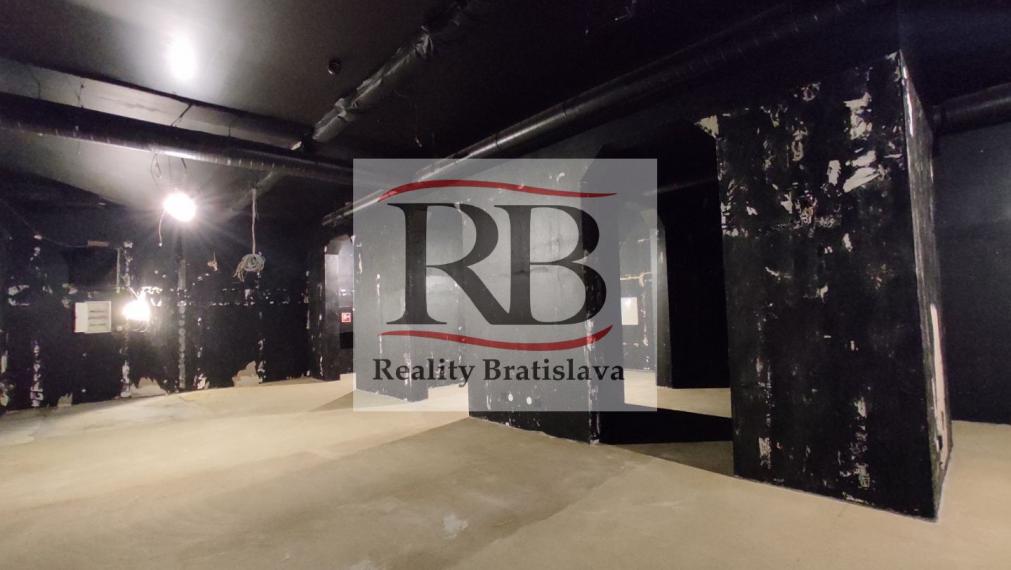 Lukratívny obchodný priestor s vysokými stropmi, 2 vstupmi a parkovaním, Hotel Bratislava, BAII, 200m2